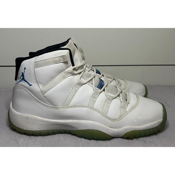 Jordan 11 Retro High Legend Blue US 7Y (Authentic & Great Condition- No Damage) - Picture 2 of 9